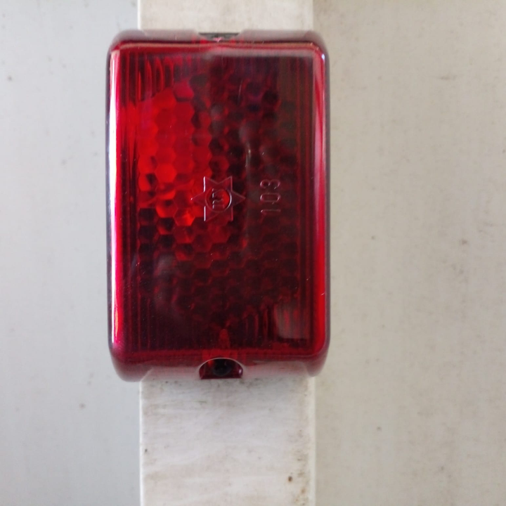 Faro lateral rectang. rojo base plana i/d - Imagen principal