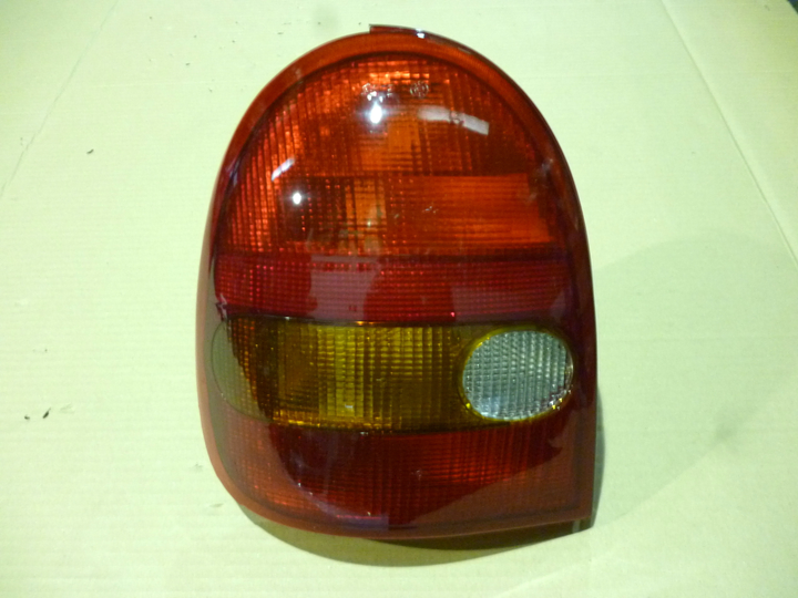 Faro trasero tricolor 3 ptas. acril. izq - Imagen principal