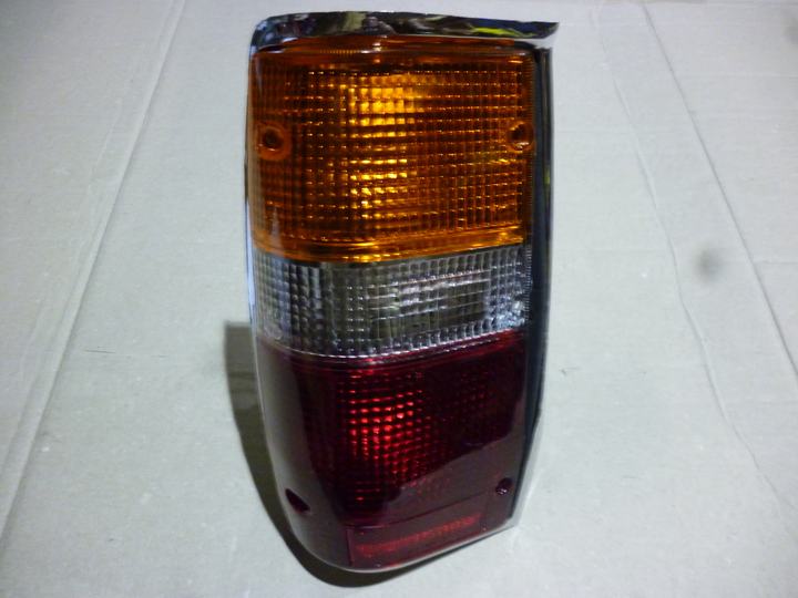 Faro trasero tricolor m/cromado izq - Imagen principal