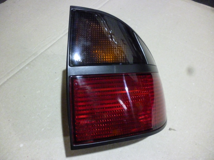 Faro trasero rojo fume exterior der - Imagen principal