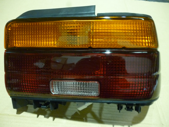 Faro trasero tricolor rayado der - Imagen principal