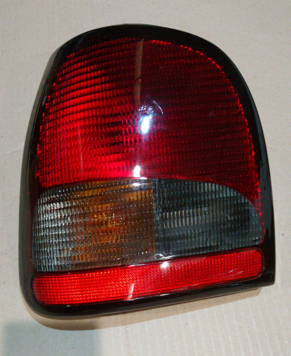 Faro trasero cristal rojo m/negro izq - Imagen principal