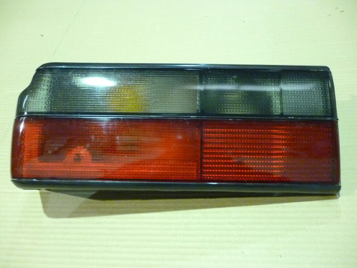 Faro trasero rojo fume acril. izq - Imagen principal