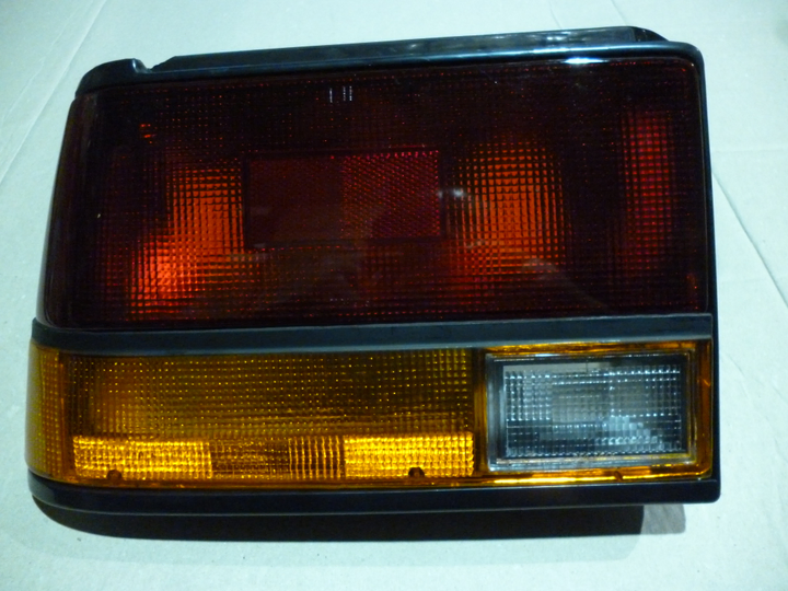 Faro trasero tricolor t/koito izq - Imagen principal