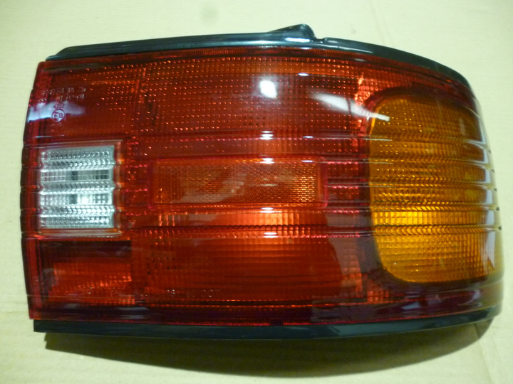 Faro trasero tricolor m/negro der - Imagen principal