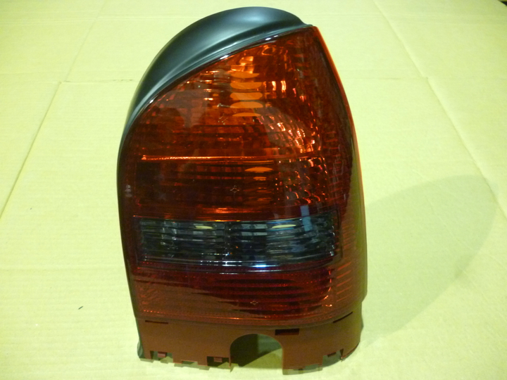 Faro trasero rojo fume der - Imagen principal