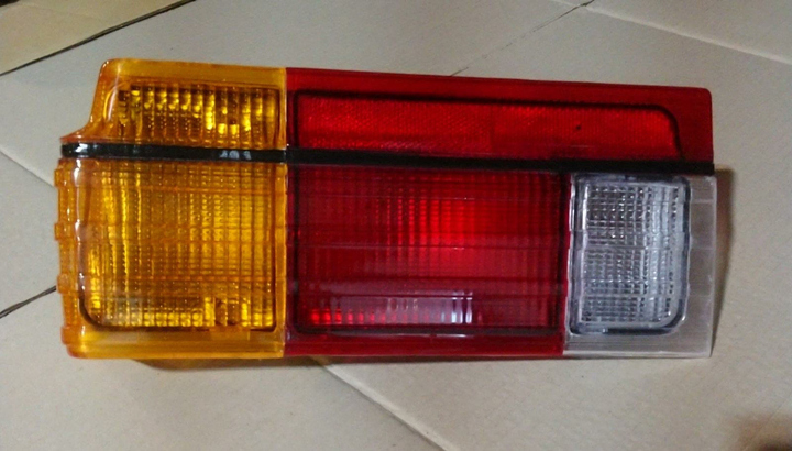 Faro trasero tricolor plastico c/vira negra m/atras grande izq - Imagen principal