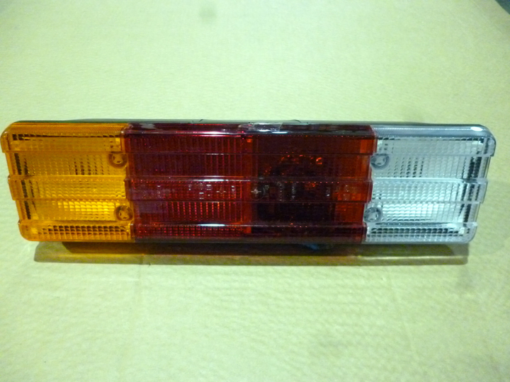 Faro trasero tricolor acanalado s/mat c/ficha conectora der - Imagen principal