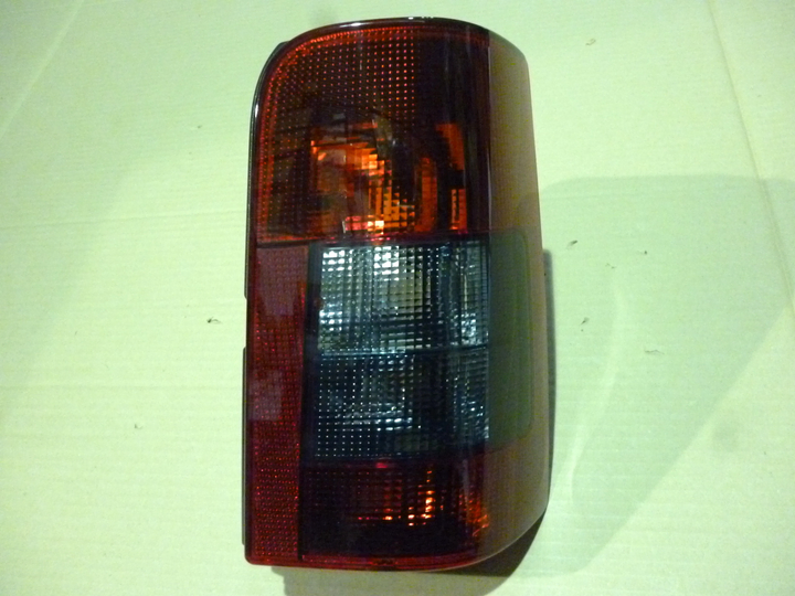 Faro trasero rojo fumé 1 porton der - Imagen principal