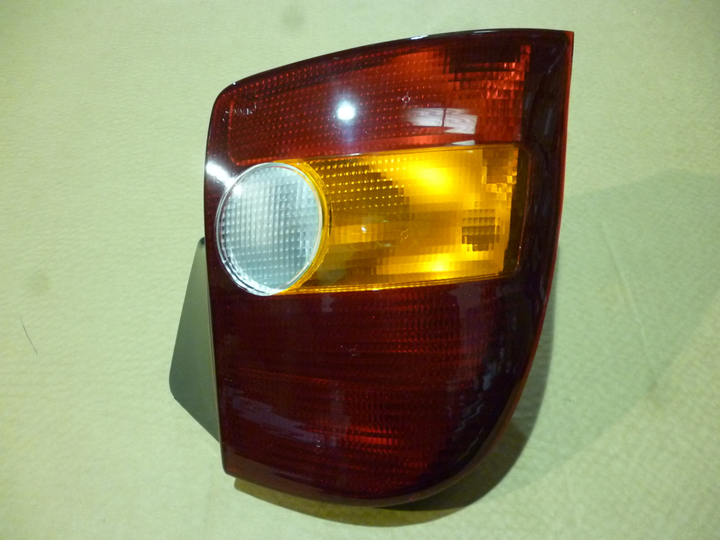 Faro trasero tricolor der - Imagen principal