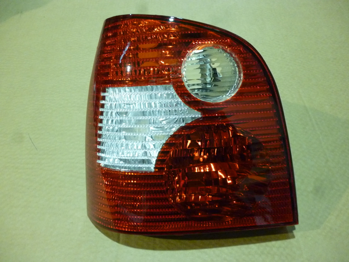 Faro trasero rojo/cristal hatch izq - Imagen principal