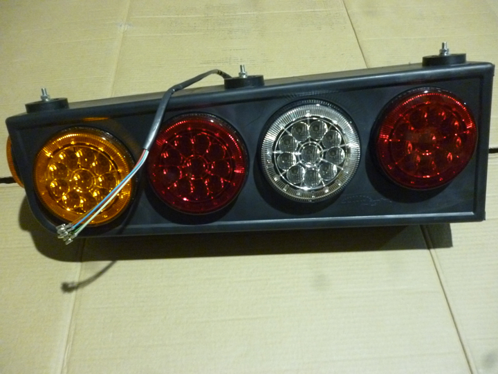 Faro trasero tricolor led bivolt izq - Imagen principal