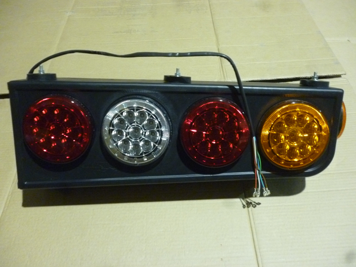 Faro trasero tricolor led bivolt der - Imagen principal