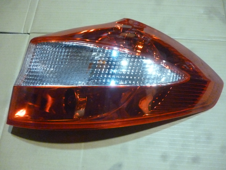 Faro trasero bicolor sedan der - Imagen principal