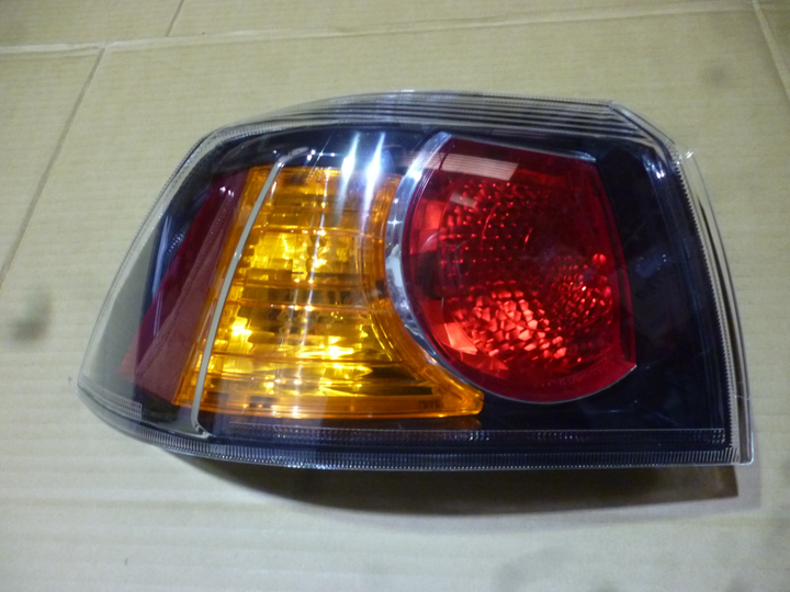 Faro trasero bicolor rojo/ ambar izq - Imagen principal