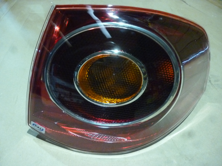 Faro trasero bicolor exterior der - Imagen principal