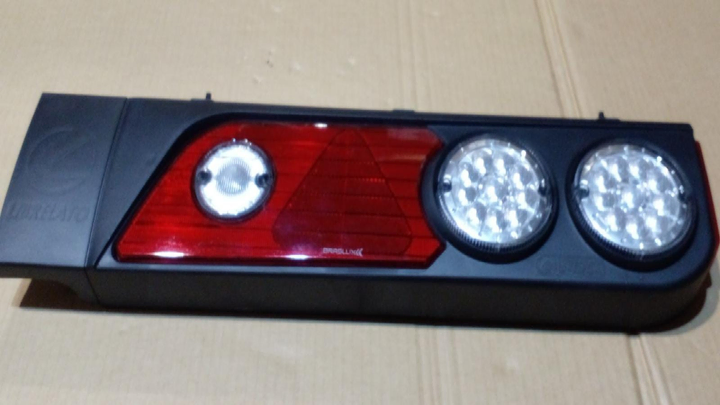 Faro trasero completo 24v c/prolongacion der - Imagen principal