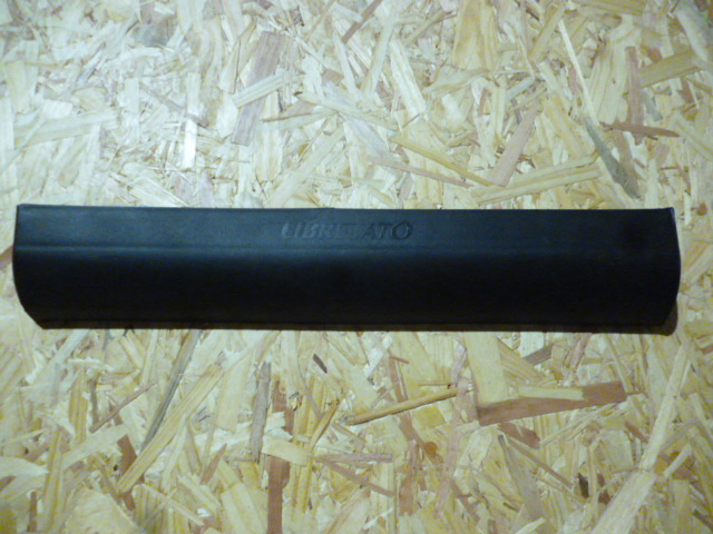 Tapa de plastico curva proteccion ciclista lateral - Imagen principal