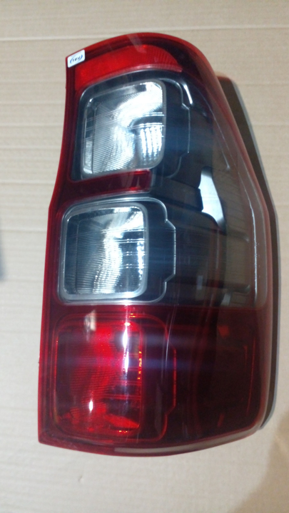 Faro trasero bicolor cromado der - Imagen principal