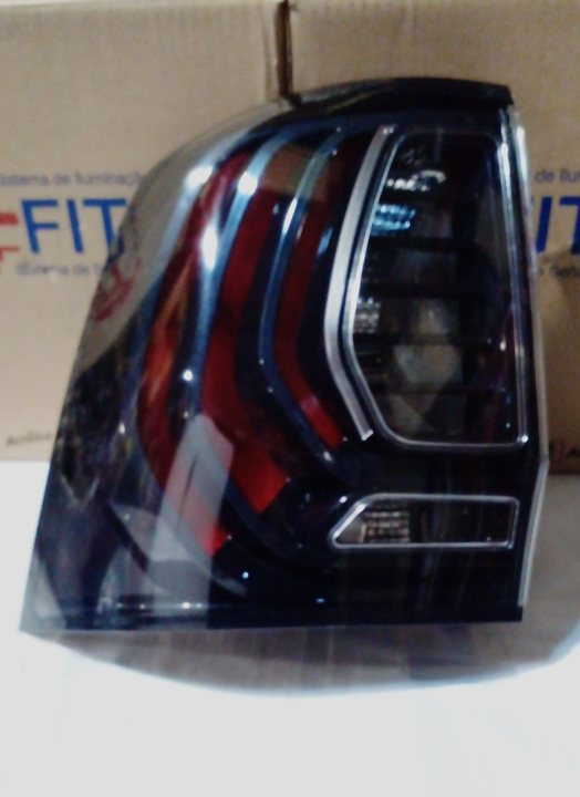 Faro trasero bicolor carcaza negra der - Imagen principal